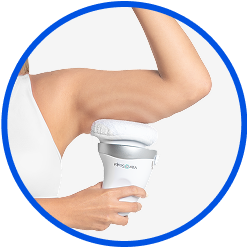 Mujer utilizando Vibro Sculpt en los brazos para tonificar y reducir flacidez.